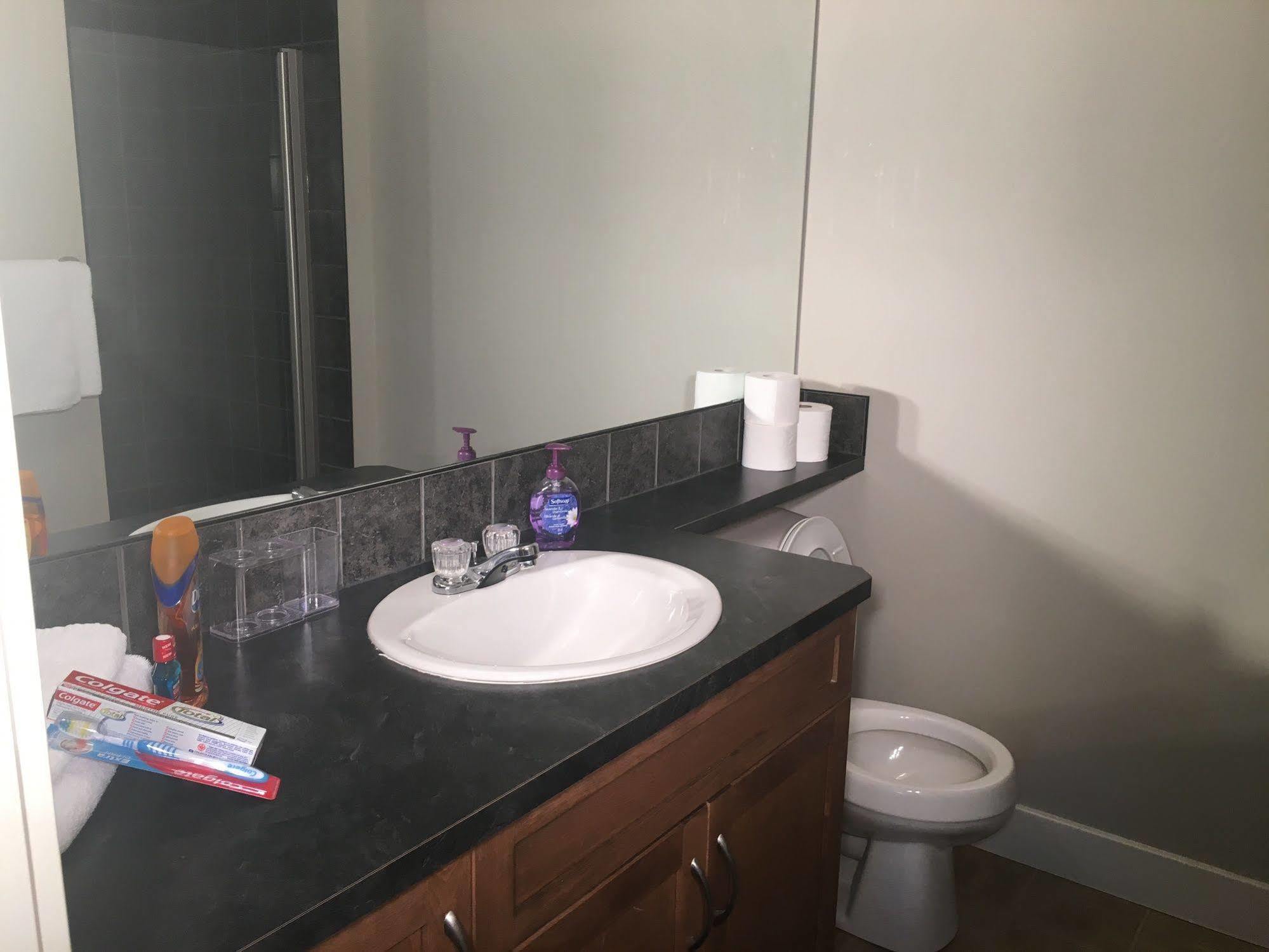 Olympic Suites YYC Екстериор снимка